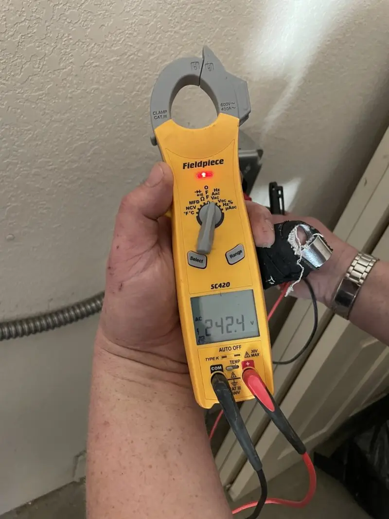 Voltage testing with clamp meter during Circuit Breaker Repair in Elma